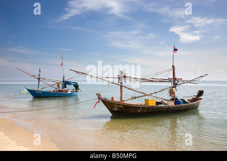 Paesaggio di ormeggiata tradizionali asiatici open-adorna thai in legno barca da pesca, sulla riva in Hua Hin, Thailandia, in Asia. Foto Stock