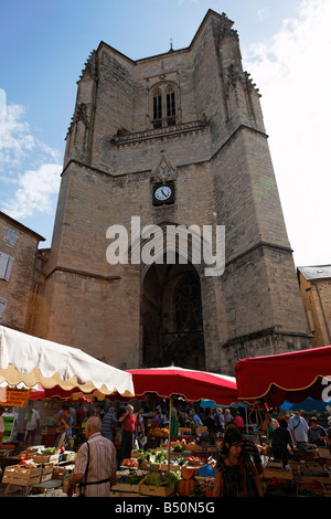 Le bancarelle del mercato al posto di Notre-dame, Villefranche de Rouergue Foto Stock