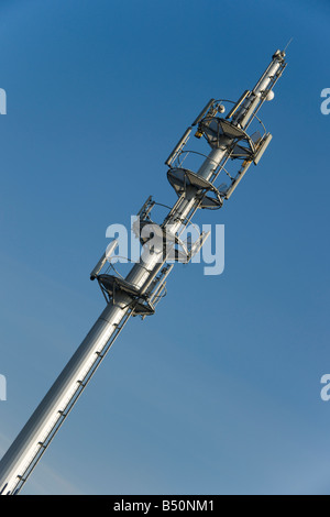 In prossimità della torre di telecomunicazioni contro il cielo blu chiaro Foto Stock