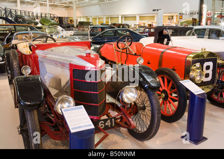 1911 Vauxhall C tipo principe Henry e 1908 Austin 100 HP Grand Prix Racing auto sul display all'Heritage Motor Centre Foto Stock