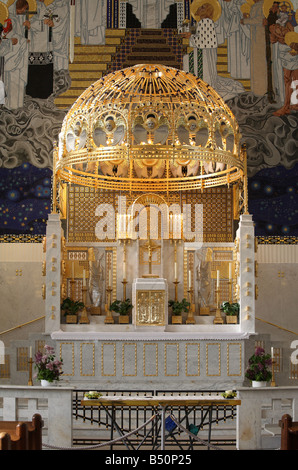 Wien,, Kirche am Steinhof, 1905-1907 von Otto Wagner erbaut, altare mit baldacchino Foto Stock