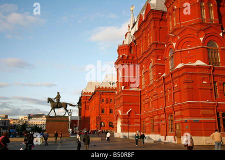 Sep 2008 - Il Museo Storico a Manezhnaya Square con la statua del maresciallo Georgy Zhukov Mosca Russia Foto Stock