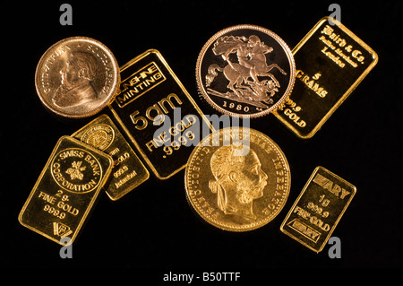 Gold Bullion in piccoli bar e monete. Inclusa mezza sovrana austriaca, Ducat e decimo Krugerrand; 1g e 5g bar Foto Stock