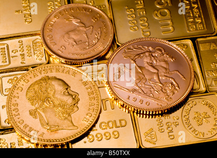 Gold Bullion in piccoli bar e monete. Inclusa mezza sovrana austriaca, Ducat e decimo Krugerrand; 1g e 5g bar Foto Stock