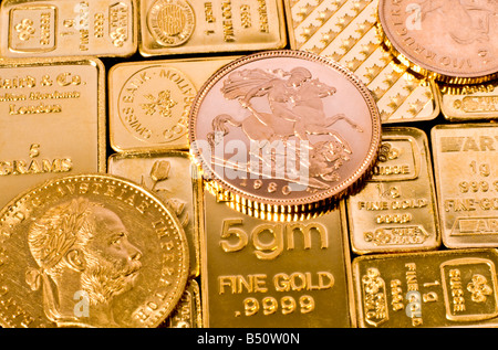 Gold Bullion in piccoli bar e monete. Inclusa mezza sovrana austriaca, Ducat e decimo Krugerrand; 1g e 5g bar Foto Stock