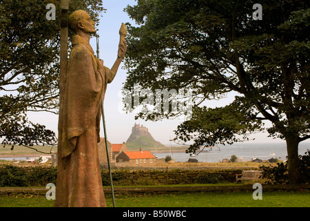 St Aiden s statua in Lidisfarne priory Isola Santa con Lindisfarne Castle in background Foto Stock