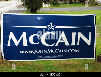 John McCain elezioni presidenziali poster in giardino frontale dei tifosi di casa Foto Stock