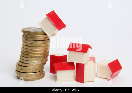 Casa in miniatura sulla pila di monete, immagine simbolica real estate Foto Stock