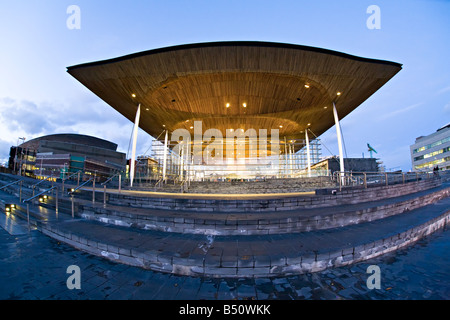 Tetto in legno ingresso porticato per la National Assembly for Wales edificio Senedd la Baia di Cardiff Wales UK Foto Stock