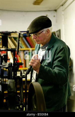 Il funzionamento di un vecchio stampa, Amberley Working Museum, West Sussex Foto Stock