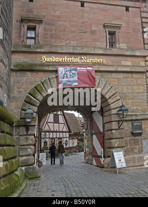 Ingresso al cantiere di artigianato con case di artigiani a Norimberga Norimberga Baviera Media Franconia Germania Foto Stock