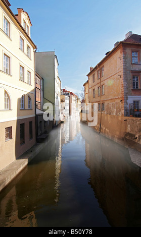 Early Morning mist sopra Certovka brook - quartiere Mala Strana nel centro storico di Praga Foto Stock