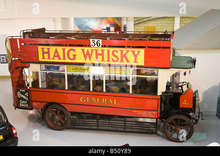 Old London bus (in prestito dal Museo dei Trasporti di Londra) sul display all'Heritage Motor Centre, Gaydon, Warwickshire Foto Stock