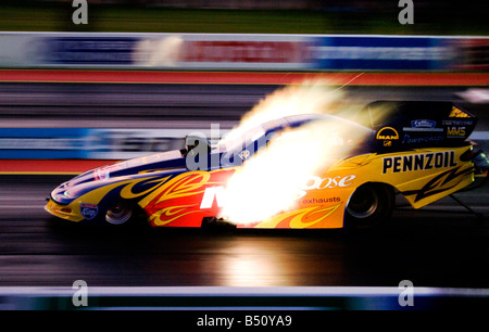 Funny auto Mongoose pilotato da Gary pagina presso il National Finals 2008 Drag Racing a Santa Pod Foto Stock