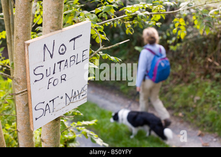 Un segno su una stretta viuzza vicino a Crosthwaite in Sud Cumbria avvertimento circa sat nav i veicoli Foto Stock