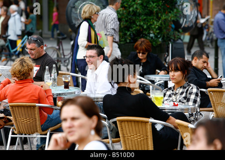 Sep 2008 - la gente seduta in un caffè all'aperto in Place Kleber Strasburgo Alsace Francia Foto Stock