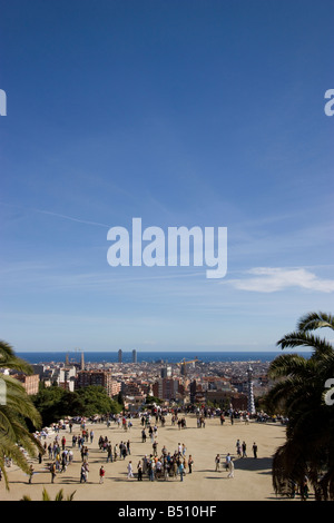 Paesaggio urbano vista su Barcellona dal Parc Guell parco incaricato dal conte Güell a Goudi Barcellona Spagna Foto Stock