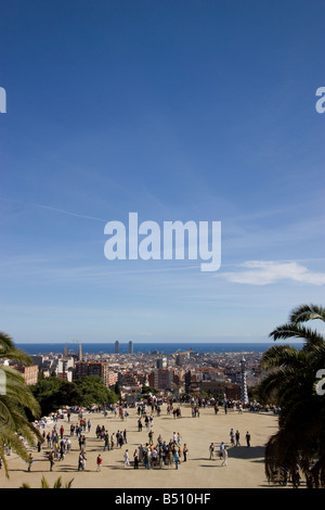 Vista del paesaggio urbano attraverso Barcellona dall'area del parco di Parc Guell commissionata dal Conte Guell a Gaudi Barcellona in Spagna Foto Stock