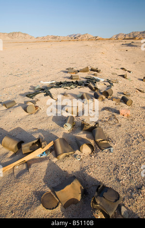 Spazzatura nelle montagne del deserto del Sinai vicino a Dahab in Egitto Foto Stock