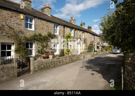 In una giornata di ottobre soleggiata, una fila di tradizionali cottage in pietra a Hebden, North Yorkshire Foto Stock