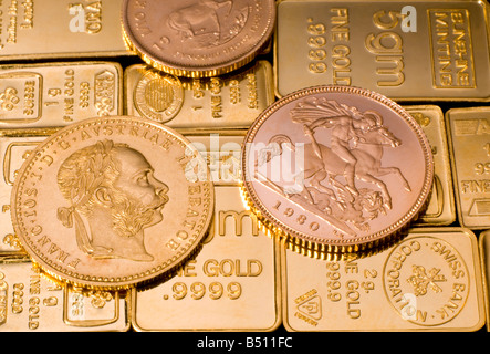 Gold Bullion in piccoli bar e monete. Inclusa mezza sovrana austriaca, Ducat e decimo Krugerrand; 1g e 5g bar Foto Stock