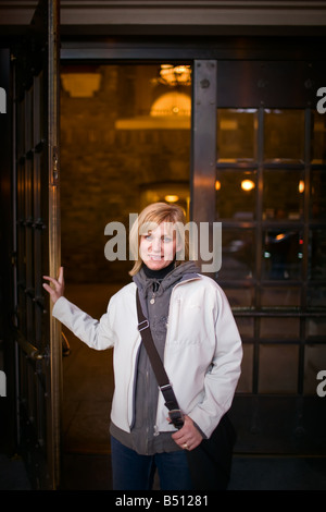 La donna in vacanza, lasciando il Banff Springs Hotel. Banff, Alberta, Canada. Foto Stock