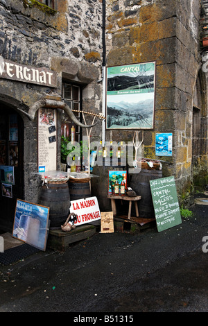 Un negozio nel villaggio di Salers, Francia Foto Stock