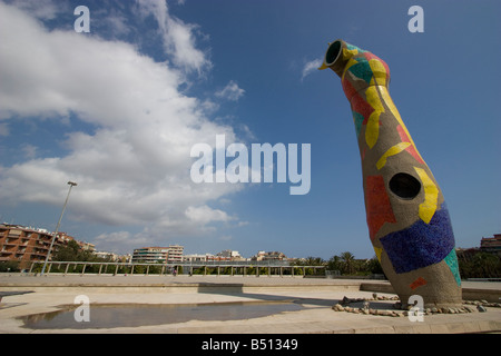 Donna e uccello, Dona i Ocell di Joan Miro una scultura in cemento a mosaico di piastrelle smaltate scolpita nel 1983, installata nel parco Joan Miró, Barcellona Foto Stock