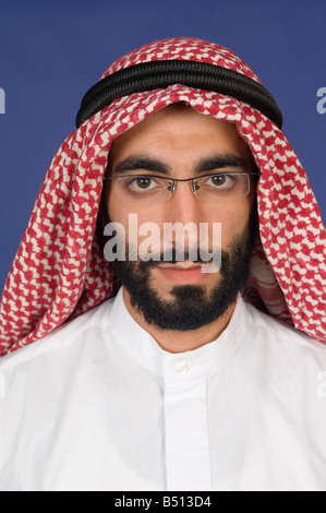 L'uomo indossando il tradizionale copricapo arabo Foto stock - Alamy