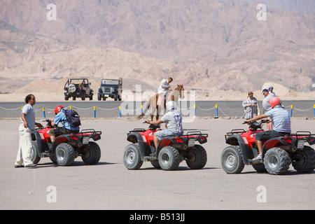 Un cavallo e quad bikes a Dahab sul Mar Rosso nel deserto del Sinai Egitto Foto Stock