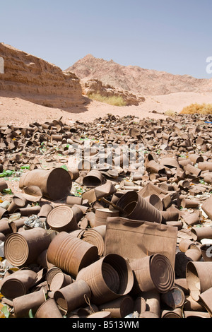 Lattine di lattina scartato nelle montagne del deserto del Sinai vicino a Dahab in Egitto Foto Stock