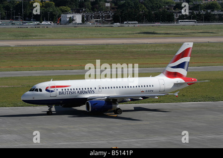 British Airways Airbus A319 jet del passeggero aereo in rullaggio a terra all'Aeroporto di Londra Heathrow Foto Stock