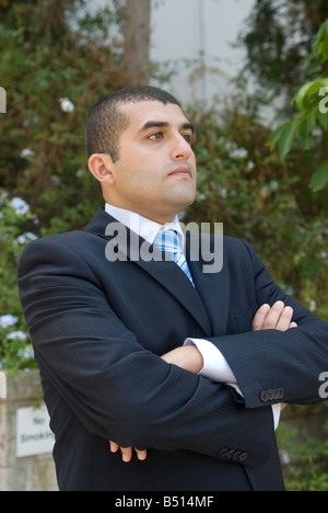 Grave business man bracci ripiegati all'aperto Foto Stock