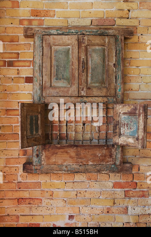 Serratura in metallo con chiavi appeso sul moderno armadio in legno con  strisce in classico stile rustico. Locker guardaroba con otturatore plank  porte Foto stock - Alamy