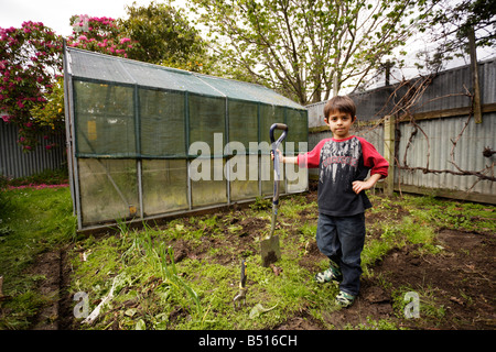 6 anno vecchio ragazzo con spade Foto Stock