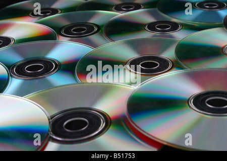 Cd dvd dischi su sfondo nero computer Foto Stock