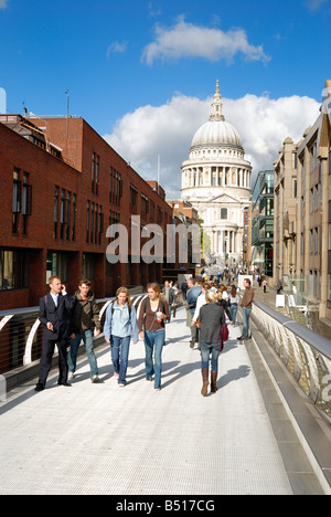 Walkers sul Millennium Bridge con St Pauls Cathedral in background Foto Stock