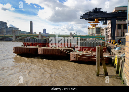 I contenitori di spedizione il caricamento su chiatta sul Tamigi nella City di Londra Foto Stock