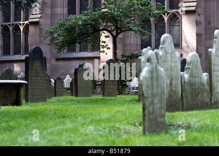 Le tombe sono visibili presso la chiesa della Trinità cimitero, accanto alla chiesa della Trinità, nel centro cittadino di New York. Foto Stock
