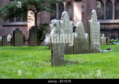 Le tombe sono visibili presso la chiesa della Trinità cimitero, accanto alla chiesa della Trinità, nel centro cittadino di New York. Foto Stock