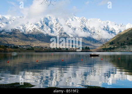 Prima neve su "Il Remarkables' riflessa nel lago Wakatipu, Queenstown, NZ Foto Stock
