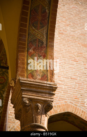 Dettaglio della su degli archi nel chiostro della basilica di Sant'Antonio di Padova, Italia Foto Stock