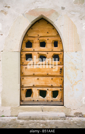 Bucovina Moldavia Romania Europa portale ad arco e la vecchia porta di legno al Monastero Sucevita composto Foto Stock