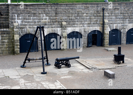 Voci sul display presso la cittadella di Halifax, Nova Scotia, Canada compresi Cannon, Ariete e stufa Foto Stock