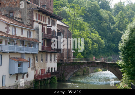 Saint-Jean-Pied-de-Port, Francia. Ponte sul fiume Nive Foto Stock