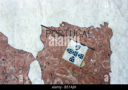 Mappa mosaico che mostra le scoperte percorsi sulla pavimentazione mediante il Monumento alle Scoperte, quartiere Belem, Lisbona, Portogallo Foto Stock