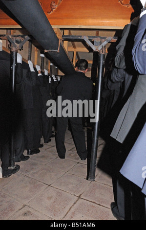 Vista del lato inferiore del galleggiante PASOS durante il periodo notturno Semana Santa Settimana Santa processione di Pasqua in Adamuz Andalucía Spagna Foto Stock