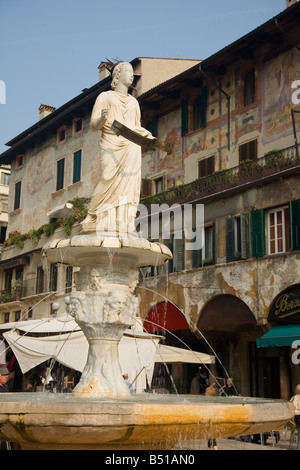 Piazza delle Erbe con la Madonna di Verona fontana costruita nel 1368 da Cansignorio Foto Stock