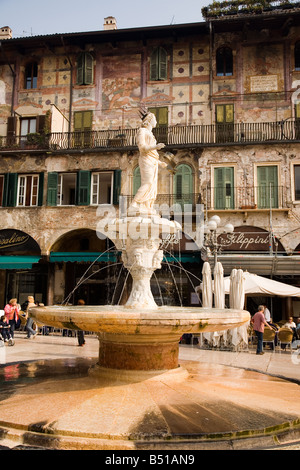 Piazza delle Erbe con la Madonna di Verona fontana costruita nel 1368 da Cansignorio Foto Stock