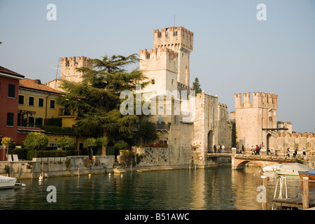 Il castello scaligero e il porto a Sirmione sul Lago di Garda, Nord Italia. Xiii secolo Foto Stock